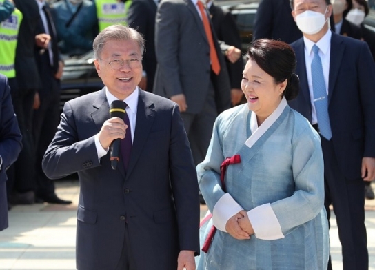 문재인 전 대통령 "여러분 덕분에 저는 마지막까지 행복한 대통령이 될 수 있었다"