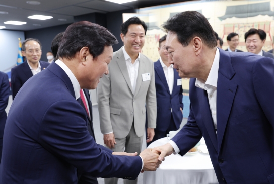 박완수 도지사, 대통령 만나 원전산업 지원 호소