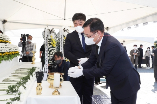 홍남표 창원특례시장, 합동분향소 찾아 헌화하고 애도